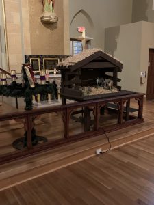 Creche awaiting Jesus and advent wreath