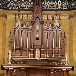 Sanctuary area with Tabernacle, Altar and High Altar during Ordinary time